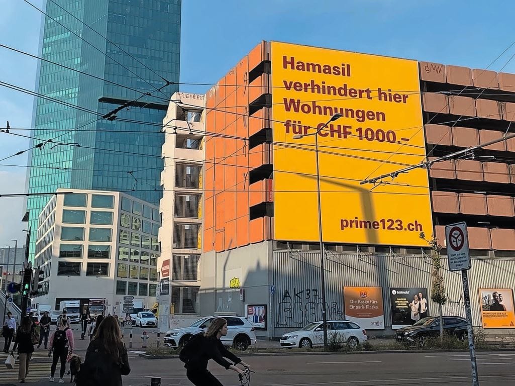 CGI-Ads für JD Sports und Maybelline, ein Megaplakat in Zürich: Für Brands gibt es diverse Wege, um im Stadtbild aufzufallen. Bilder: Screenshot TikTok JD Sports / Screenshot TikTok Maybelline / zVg.